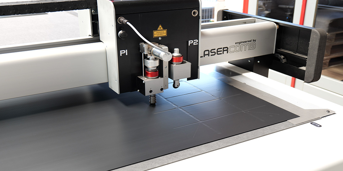Schneiden von schwarzen Polypropylen Stegplatten mit dem Plotter